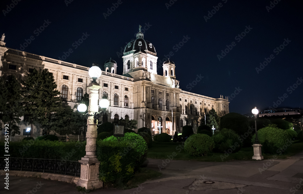 Obraz premium Illuminated Historic Building Of The Museum Of Art In The Inner City Of Vienna In Austria