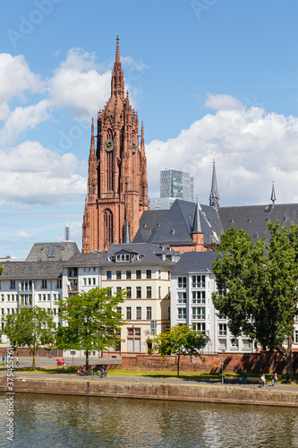 Turm des Frankfurter Doms (Kaiserdom St. Bartholomäus), Ansicht von der Alten Brücke. Frankfurt am Main, Hessen, Deutschland, 07.07.2020. 