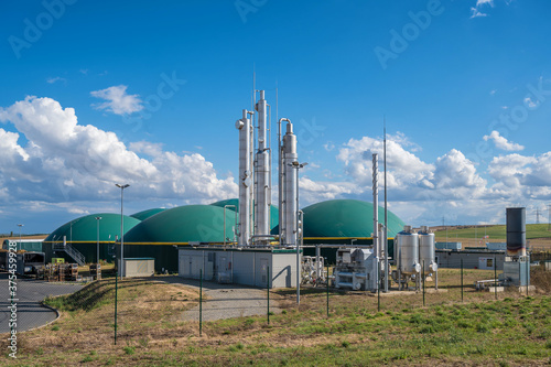 Moderne Biogasanlage zur Erzeugung von Strom und Wärme aus nachwachsenden Rohstoffen