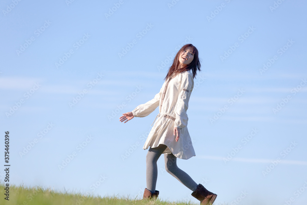 草原を歩く女性
