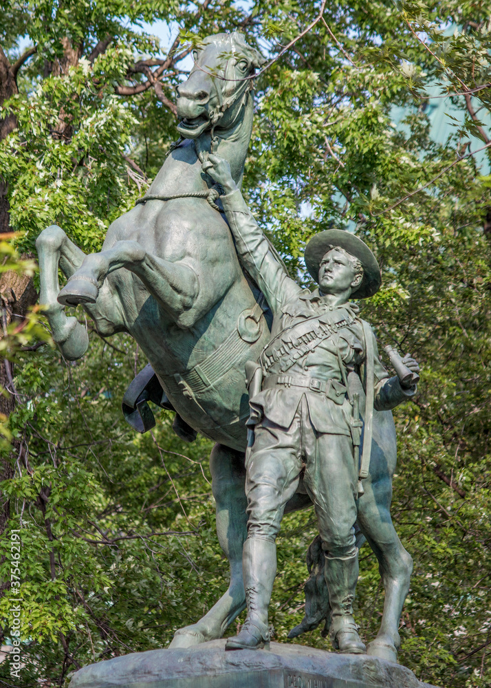 Fototapeta premium Boer War Memorial Dorchester Square in Downtown Montreal Québec Canada