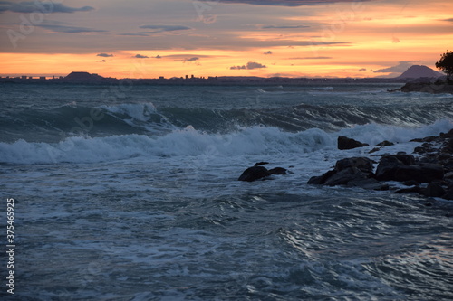 Atardecer con olas del mar mediterráneo con horizonte