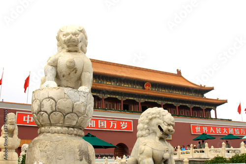 Fotografía White marble stone lion in front of Tiananmen gate in the Forbidden City of Beij