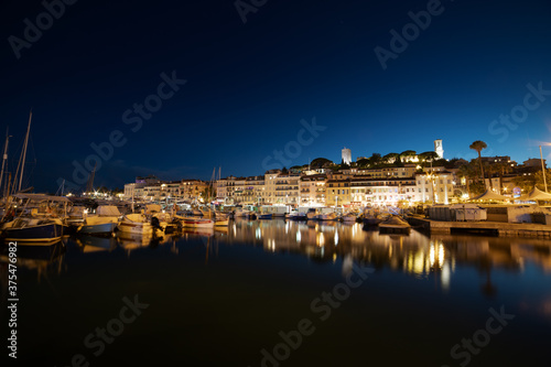 veduta notturna del porto vecchio di Cannes e della città vecchia photo