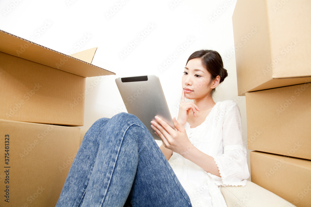 引越し作業をサボる女性 引越し作業をサボる女性