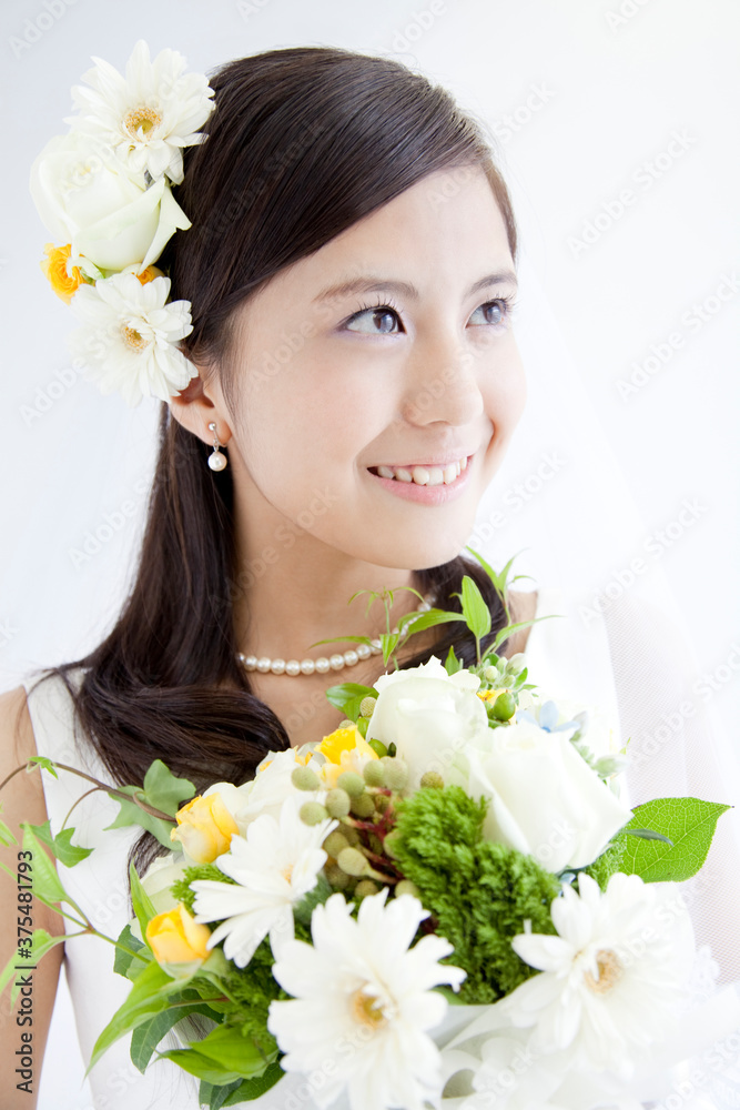 ブーケを持つ微笑む花嫁 ブーケを持つ微笑む花嫁