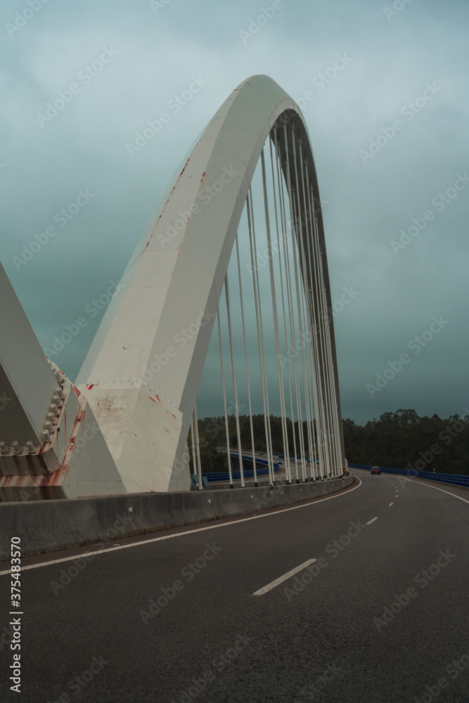 Obraz premium rumbo a casa por la carretera de Cantabria