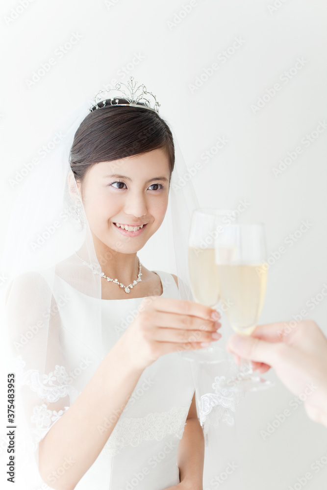 シャンパンで乾杯する花嫁 シャンパンで乾杯する花嫁