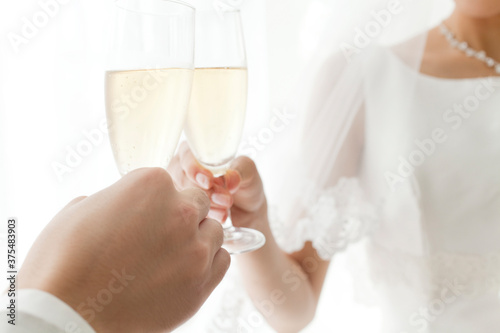 シャンパンで乾杯する花嫁