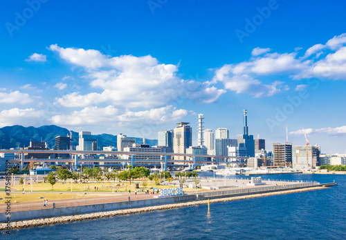 メリケンパークと神戸の町並み