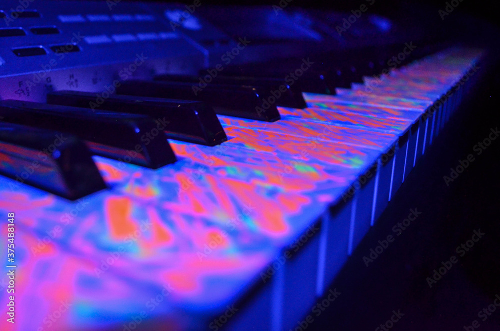 Fototapeta premium piano pintando con fluor debajo de una luz negra uv