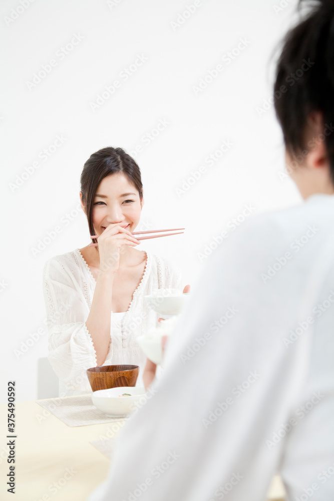 朝食を食べる夫婦 朝食を食べる夫婦
