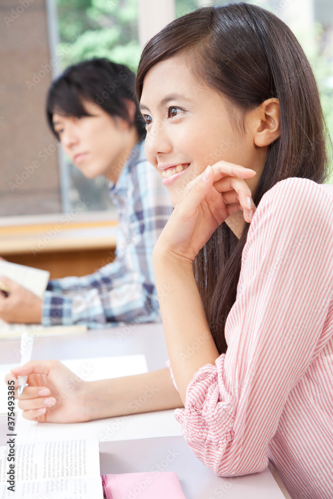 講義を受ける大学生 講義を受ける大学生