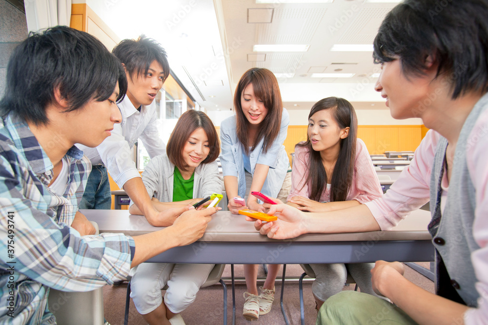 © Paylessimages - 連絡交換する大学生