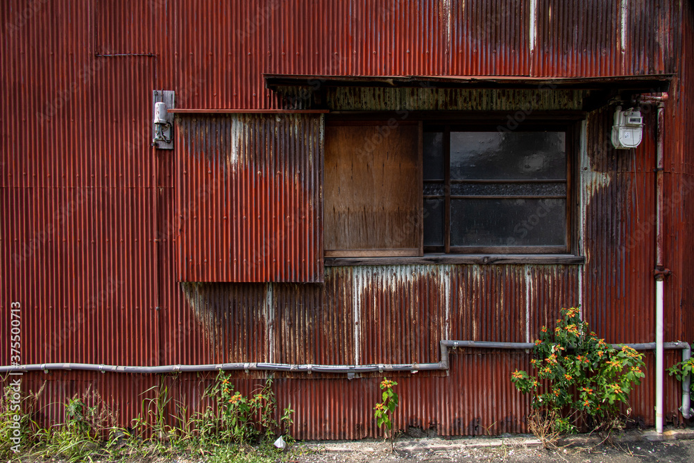 錆びたトタンの壁と窓