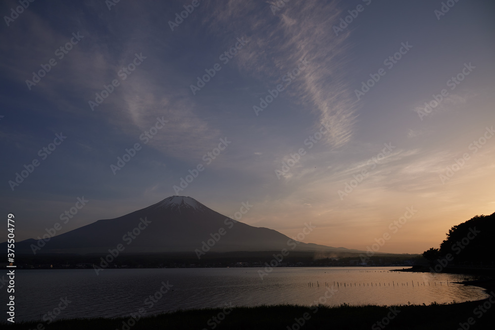 夕暮れ時の富士山　山梨県山中湖からの景色