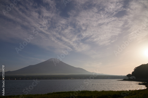 夕暮れ時の富士山　山梨県山中湖からの景色