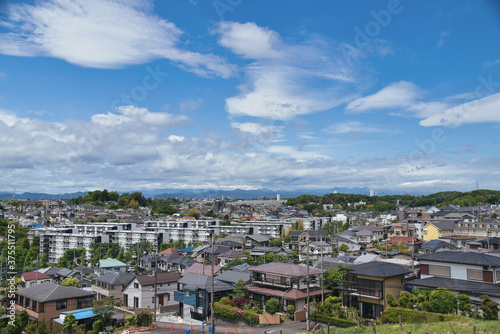住宅地と青空 © YOSHIMITSU KUROOKA