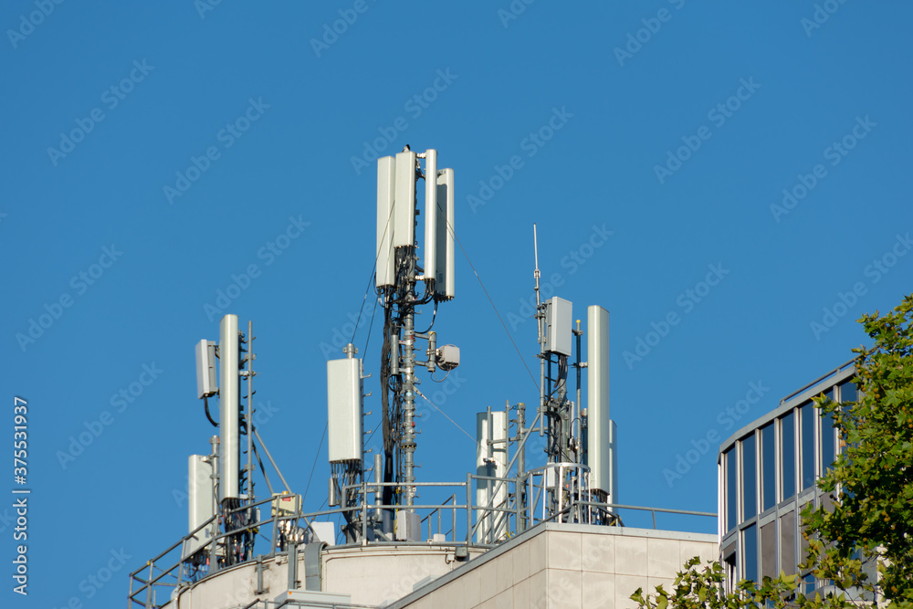 Antennes de téléphonie mobile 5G et 4G installées sur le toit d'un bâtiment. Ciel bleu Antennes de téléphonie mobile 5G et 4G installées sur le toit d'un bâtiment. Ciel bleu