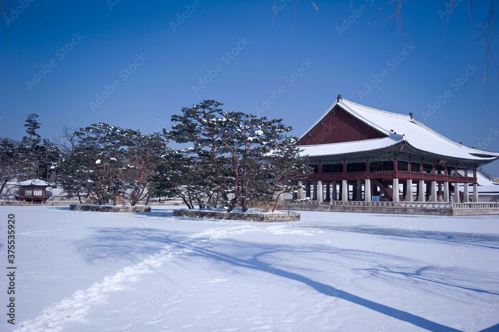  Changdeokgung Palace is the UNESCO World Cultural Heritage. Beautiful  palacei with snow. 