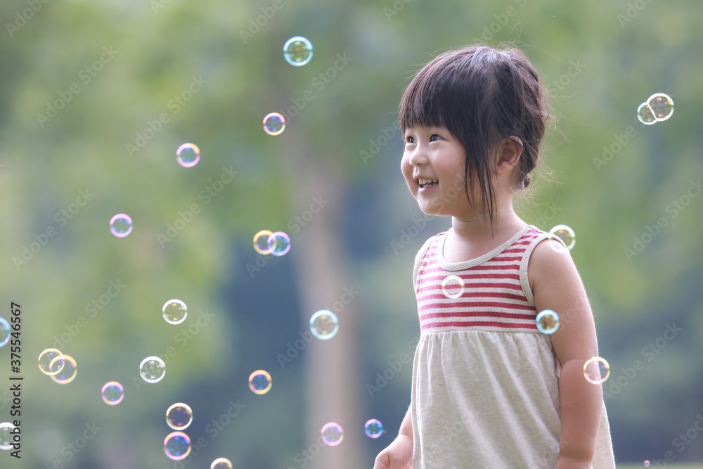 しゃぼん玉を追いかける女の子 しゃぼん玉を追いかける女の子