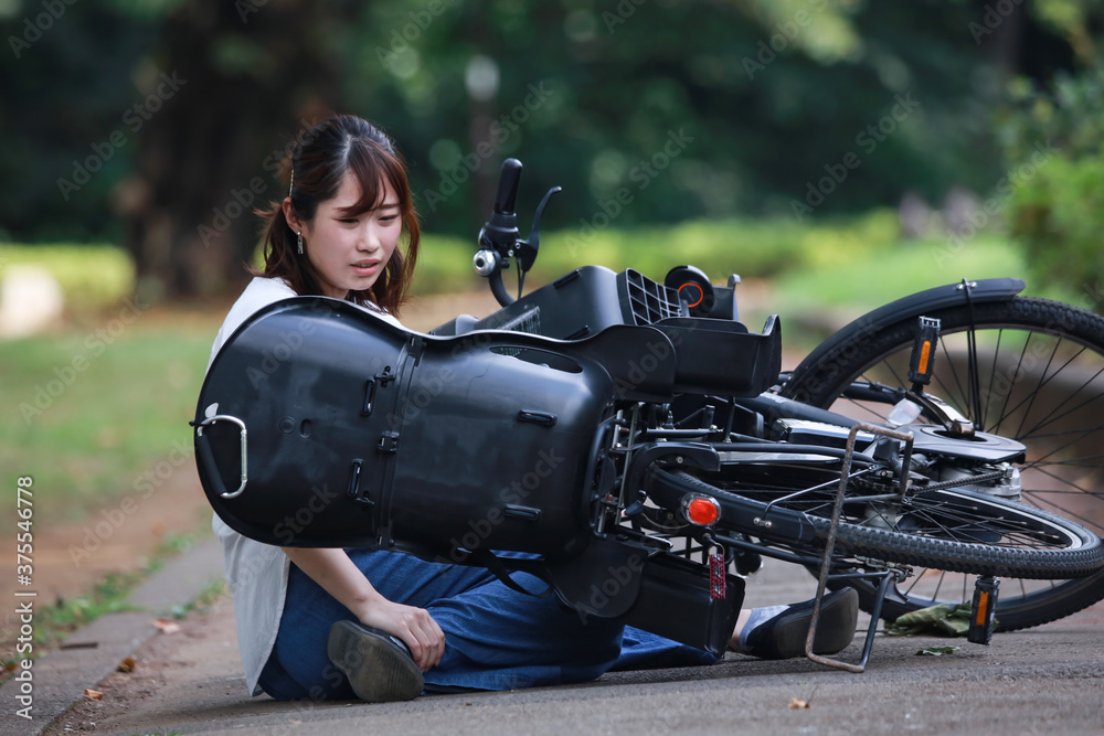 Naklejka premium 自転車で転倒する女性