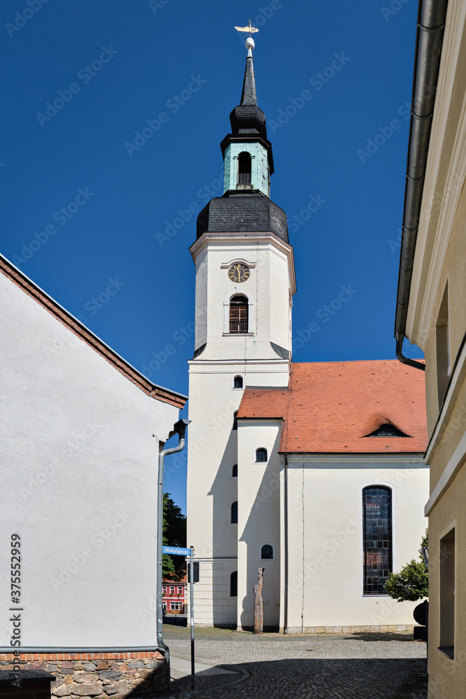 Westturm der denkmalgeschützten Stadtkirche Sankt Nikolai in Lübbenau (Ansicht von der Winkelgasse)