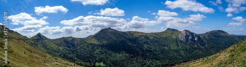 vue panoramique sur les Monts d' Auvergne