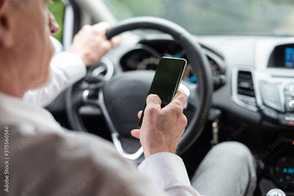 Using mobile phone while driving Using mobile phone while driving