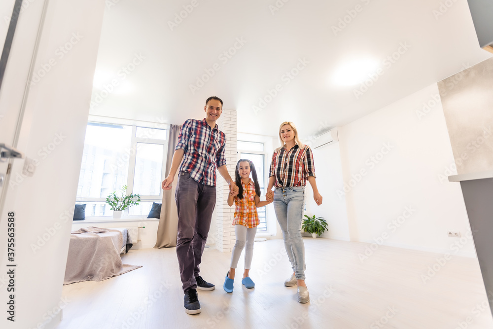 Obraz premium family moving into their new home