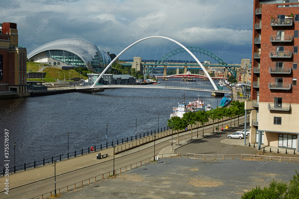 Obraz premium Detail of the Millennium Bridge and Sage arts centre at sunrise in Newcastle Upon Tyne