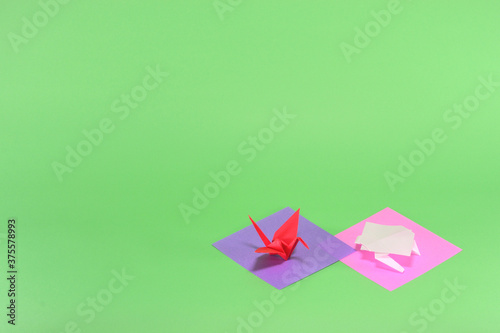 折り紙の鶴と亀（緑バック横位置）