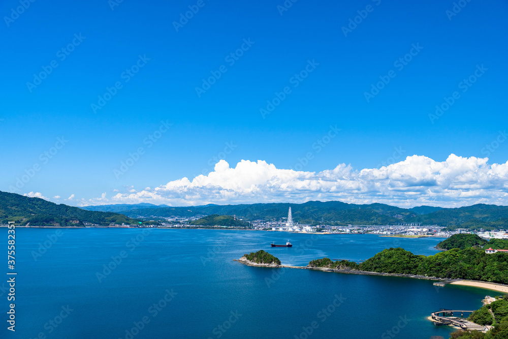 夏の空の下の山口県下松市笠戸島の風景