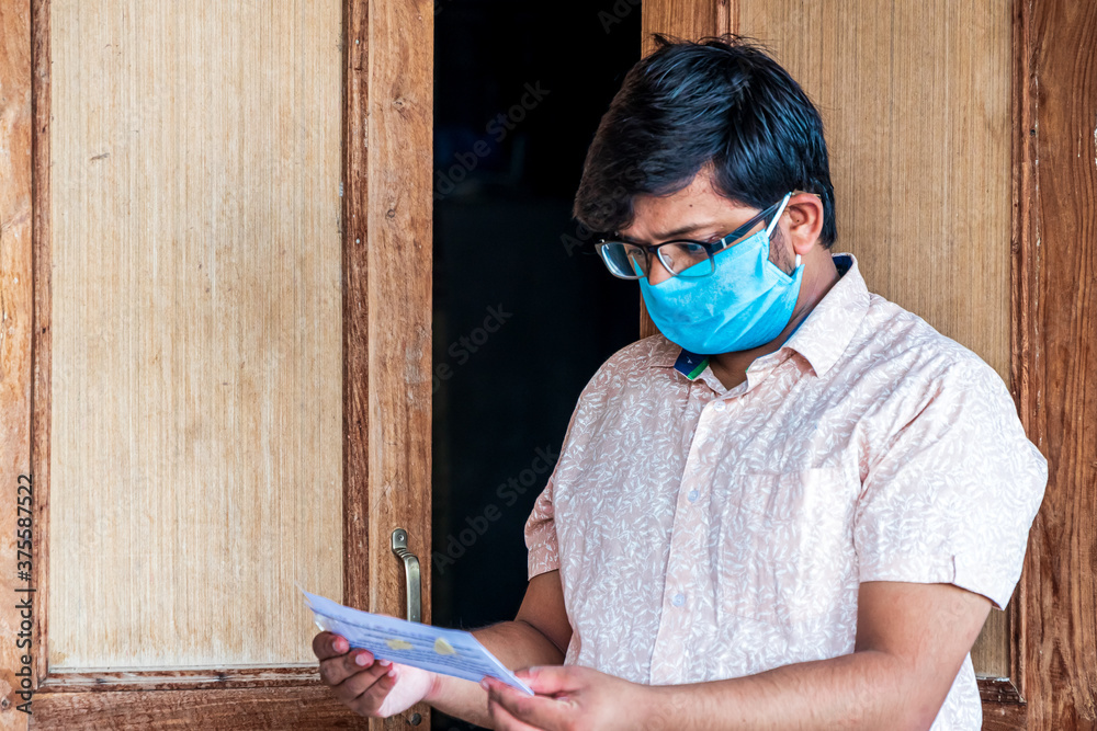 Φωτογραφία Asian man finds eviction notice on the door of the house