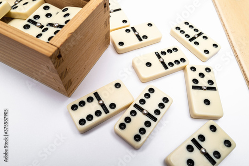 jeu de soci  t    les dominos