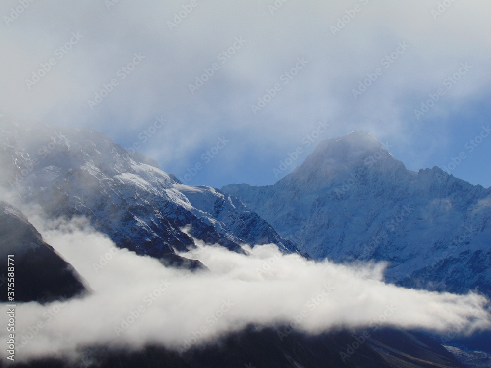 MONTAÑA Y NUBE