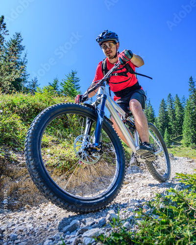 Könner auf dem Mountainbike unterwegs auf einem Single-Trail