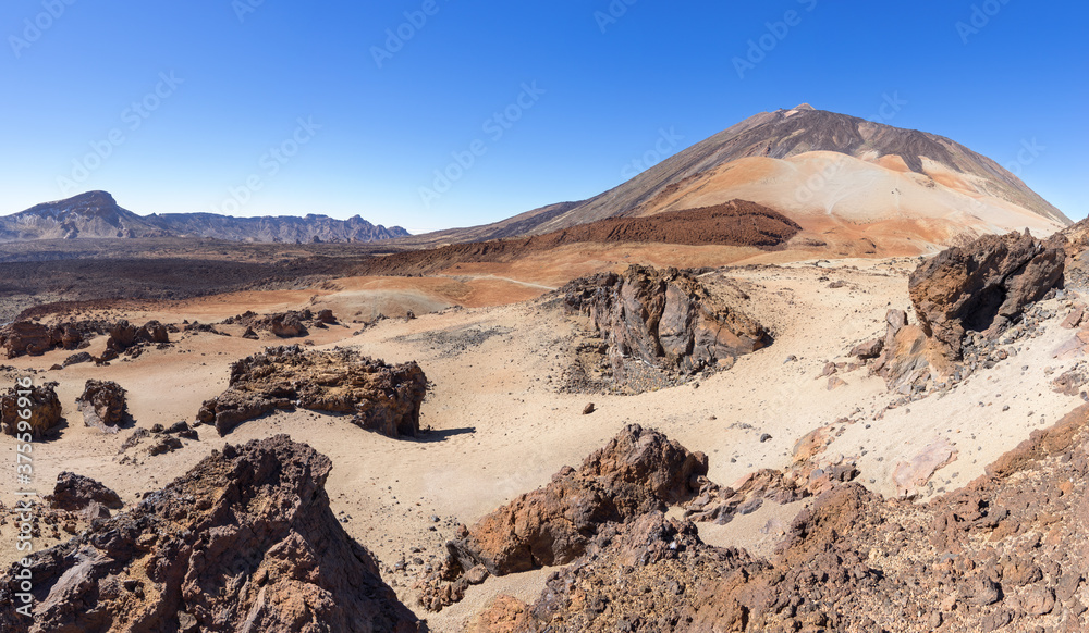Naklejka premium Vulkanlandschaft im Teide Nationalpark auf der Insel Teneriffa - Blick von der Montana Rajada - rechts die helle Montana Blanca, dahinter der Teide