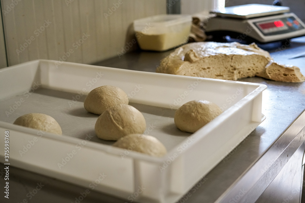 preparation of pizza in pala preparation of pizza in pala
