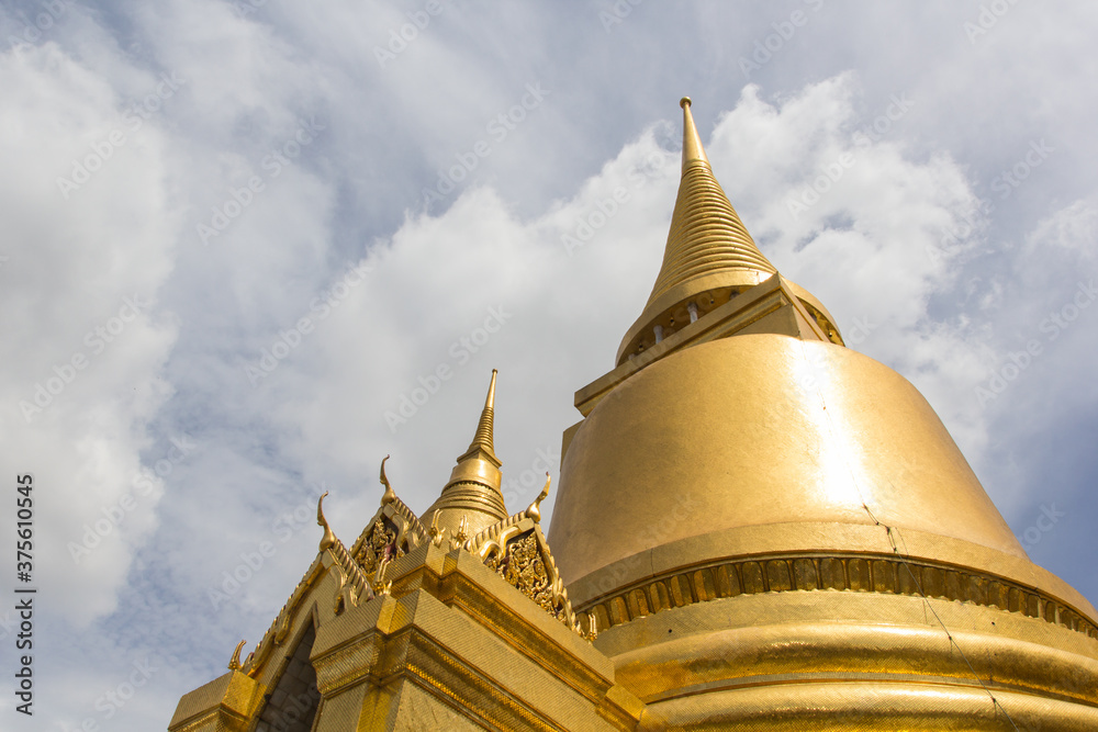 Naklejka premium Gold pagoda in Wat Phra Kaew