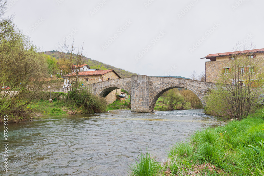 Fototapeta premium Old bridge in zubiri, Navarra