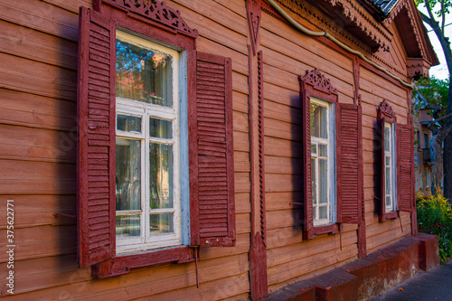Obraz na płótnie Windows of an old vintage wooden house in the afternoon on a sunny day w salonie
