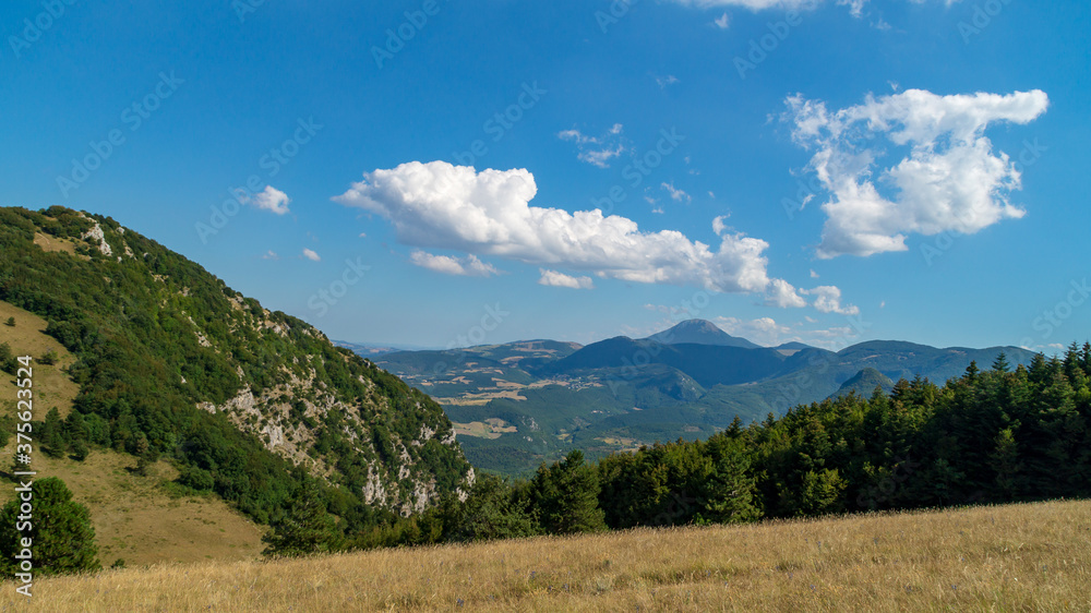 Panorama dal Parco Naturale della Gola della Rossa e di Frasassi zona Serra San Quirico Panorama dal Parco Naturale della Gola della Rossa e di Frasassi zona Serra San Quirico