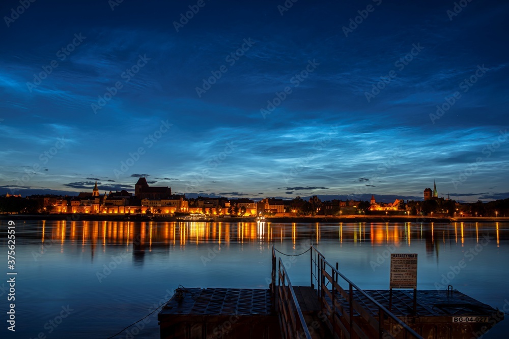 Toruń - Panorama miasta nocą w tle obłoki srebrzyste (NLC)