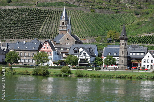 Blick über den Fluss auf Hatzenport an der Mosel photo