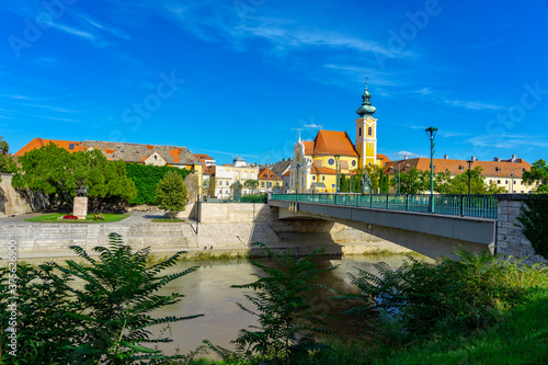 Foto Győr city with the Raba river and a carmelite church in Hungary