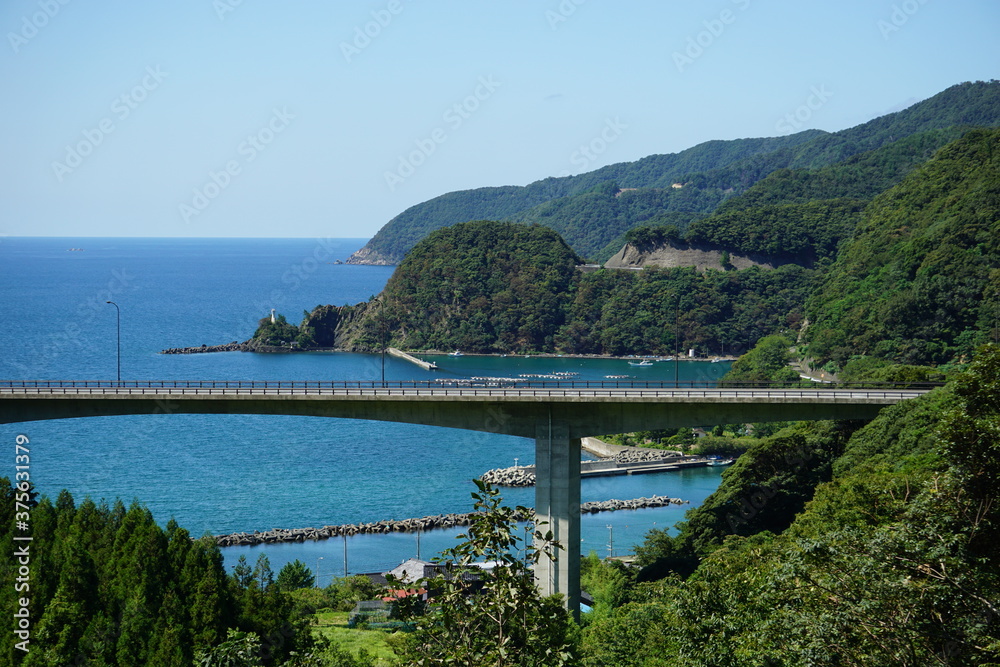 入江の横を通る橋