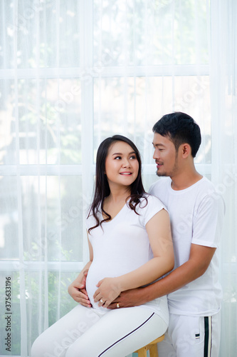 The pregnant woman is happy with her husband, preparing to watch the child who is about to give birth. Free Download The pregnant woman is happy with her husband, preparing to watch the child who is about to give birth. - GFXLoad