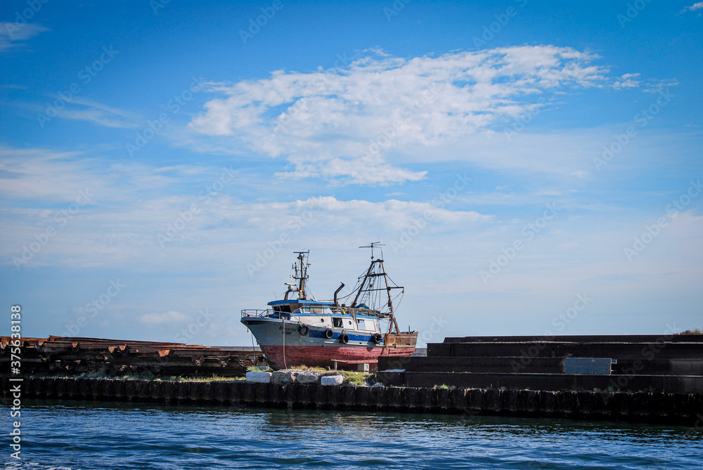 Obraz premium old ship under repair
