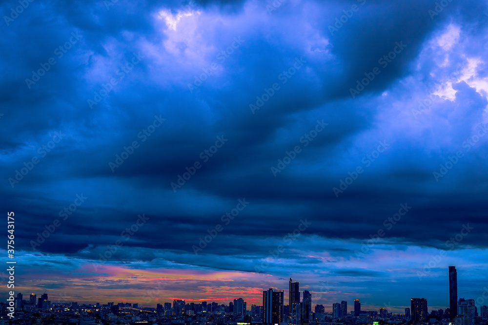 Obraz premium The high angle background of the city view with the secret light of the evening, blurring of night lights, showing the distribution of condominiums, dense homes in the capital community